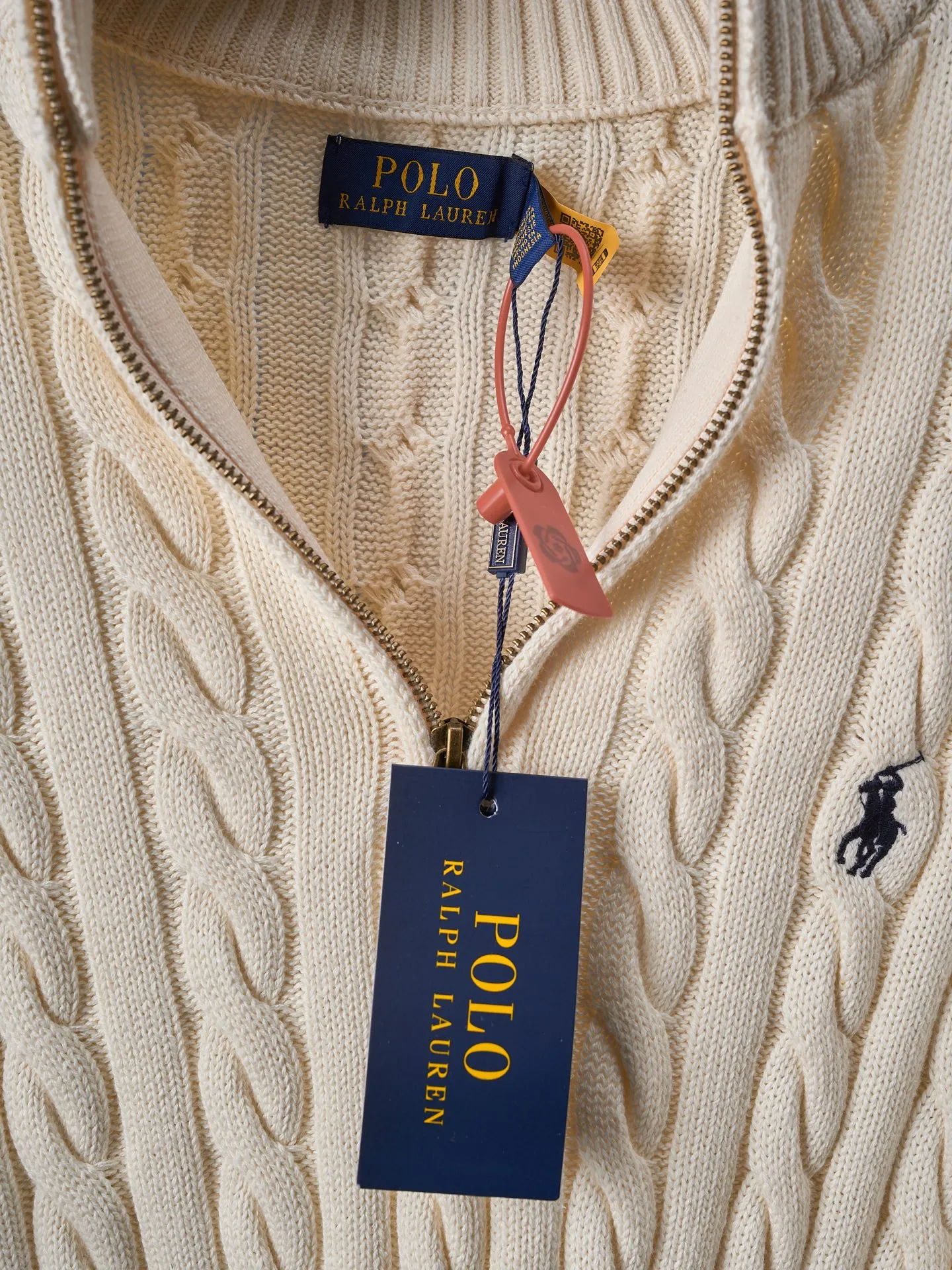 P420 Actual auction] Ralph Lauren/Ralph Lauren embroidered cable knitted half-zip sweater [Ready stock] S M L Zippered half-high collar design, just the right amount of splendor. Interpret high-end style with unique details. Adhere to the timeless elegance and taste. Use imported machine embroidery technology. Use advanced computer control system and precision mechanical components to realize the iconic pony embroidery operation. High precision. Smooth and delicate lines. Three-dimensional cable weaving. Through clever shifting and interweaving of coils, adjacent coils are cross-shifted to form a twisting effect. The lines are smooth and regular. Time-consuming and labor-intensive. Ready-made clothes are washed and softened to remove odors. Use professional washing equipment and specific detergents to deeply clean and deodorize clothes, improve the feel and appearance of clothes, and improve the fit.